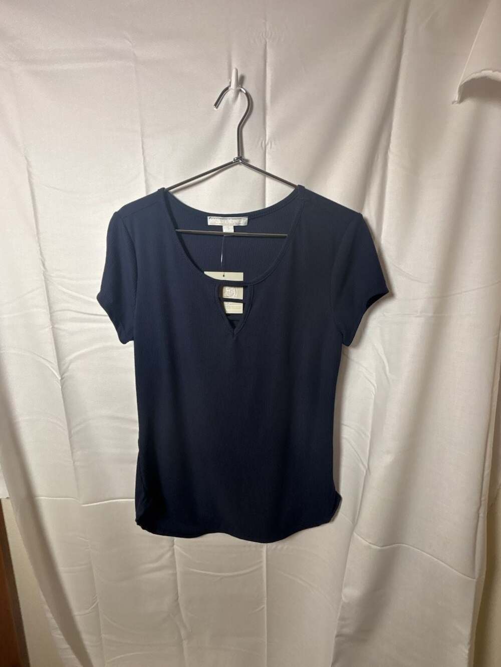 Juniper + Lime Women's Navy Ribbed Knit Short Sleeve Keyhole V-Neck Top